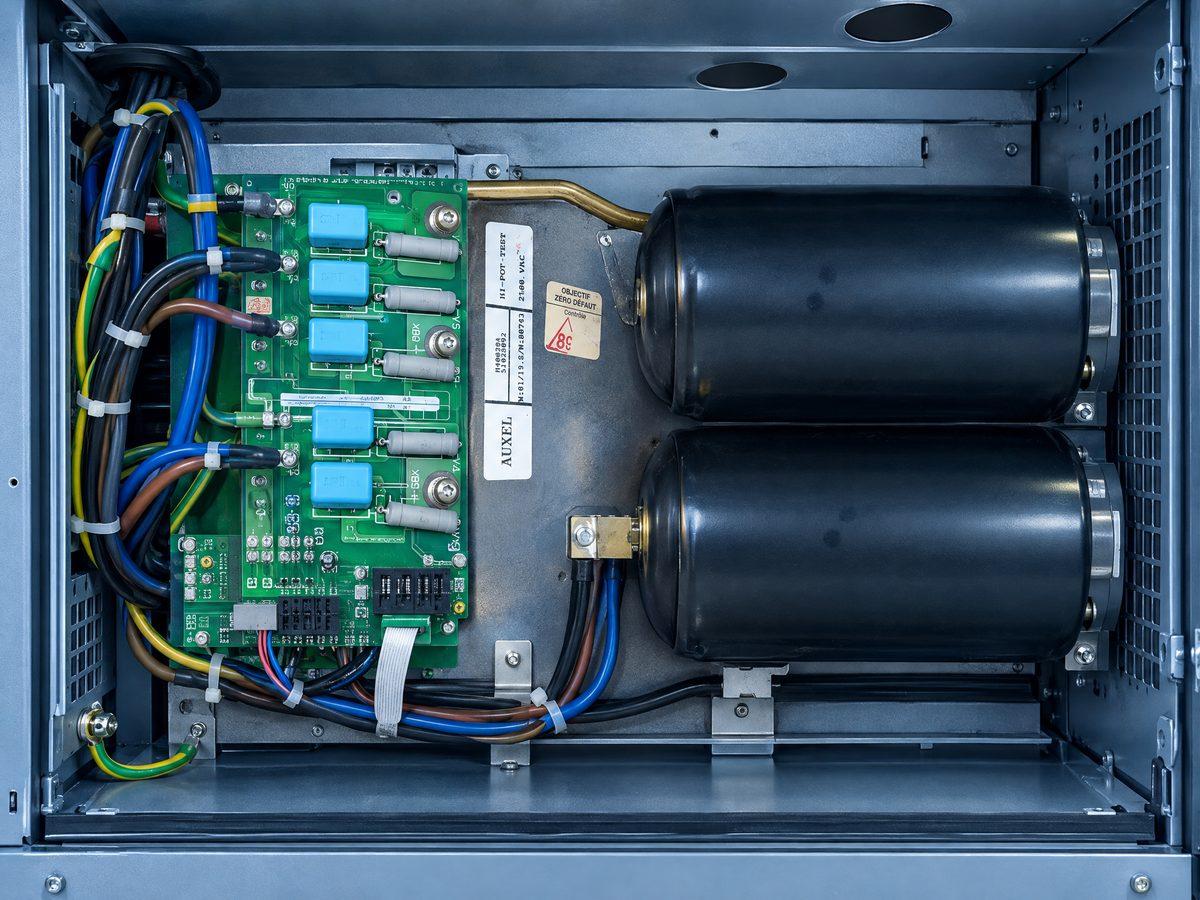 Interior de un SAI industrial con tarjetas de control y condensadores