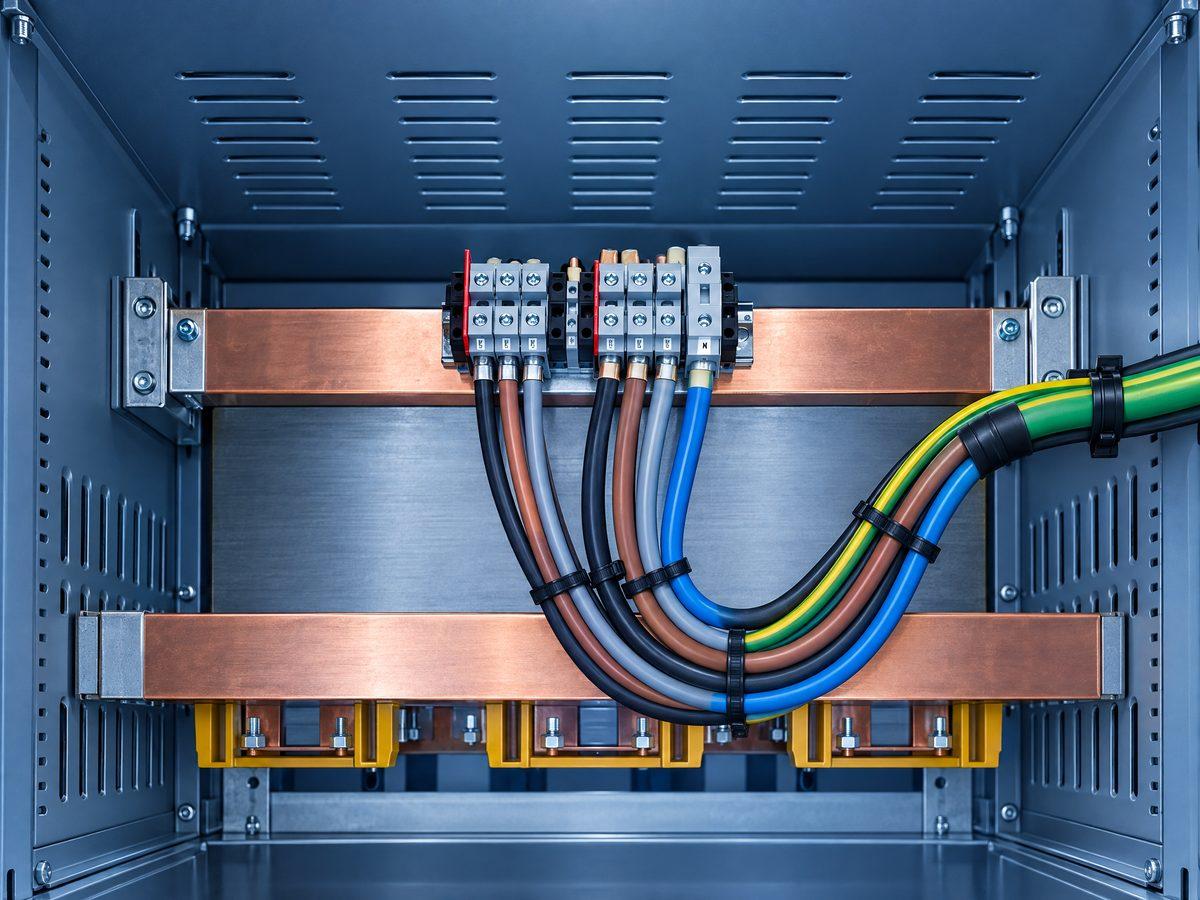 Interior de un cuadro eléctrico industrial con embarrado y cableado ordenado