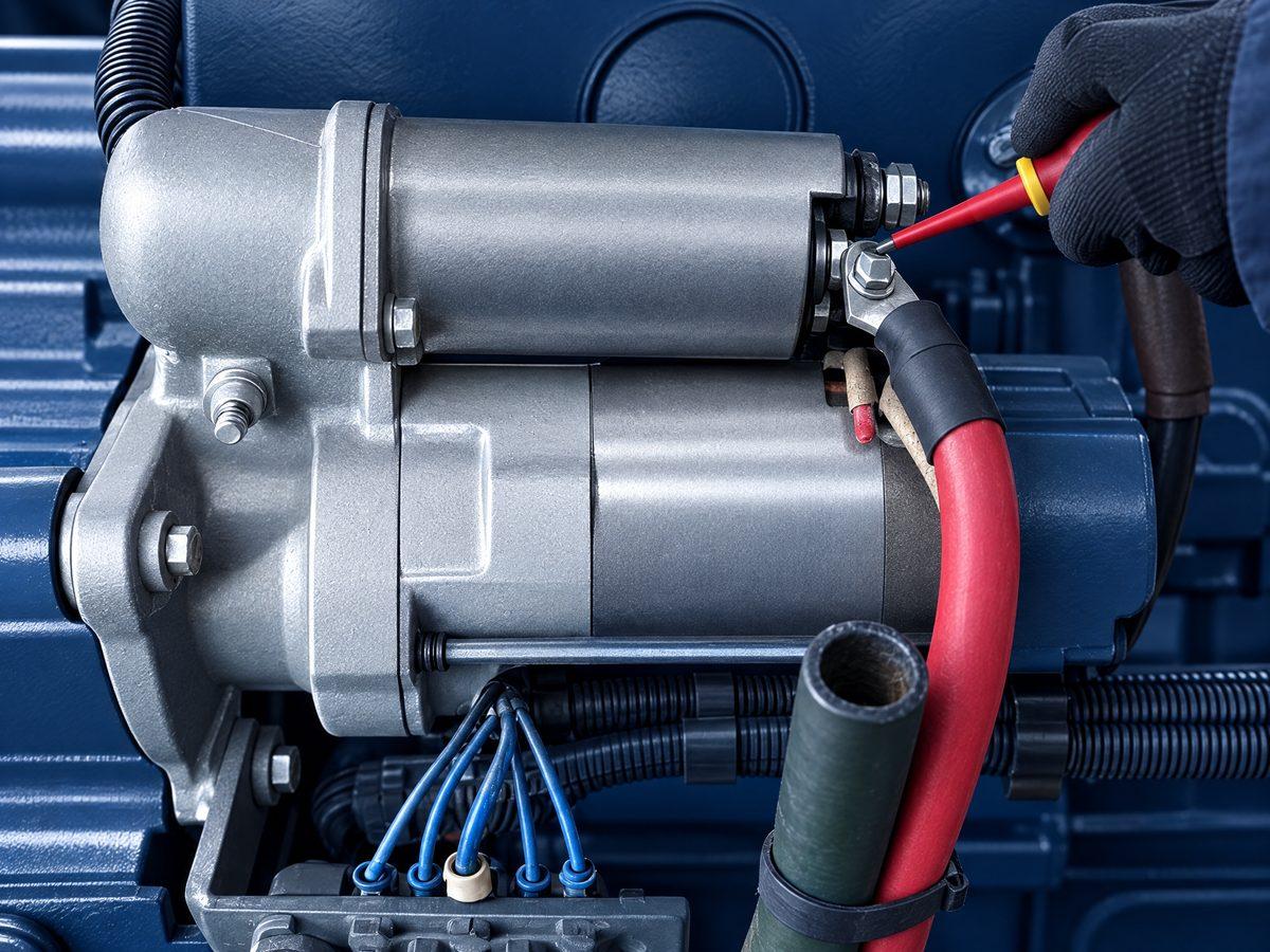 Revisión del motor de arranque y los cables de batería de un grupo electrógeno