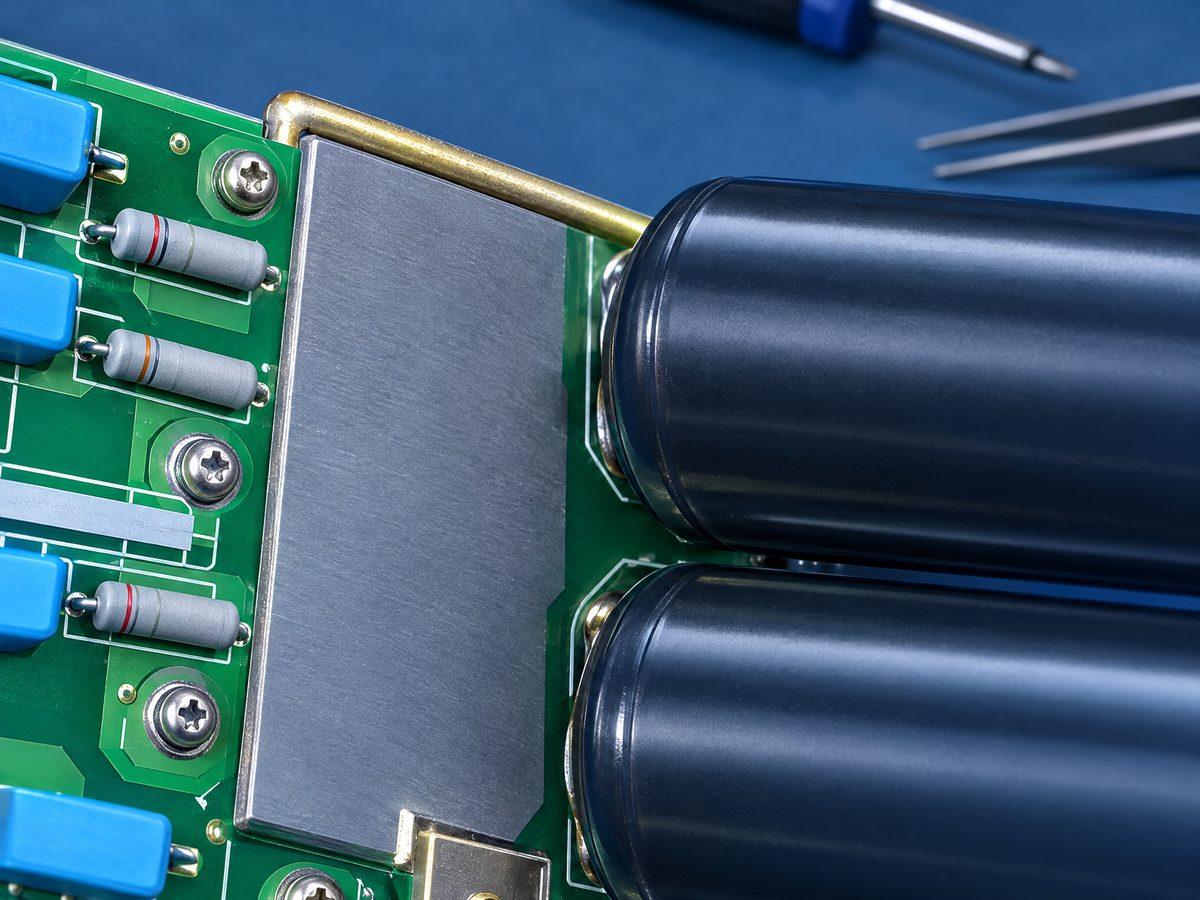 Tarjeta de potencia de un SAI con condensadores, en reparación